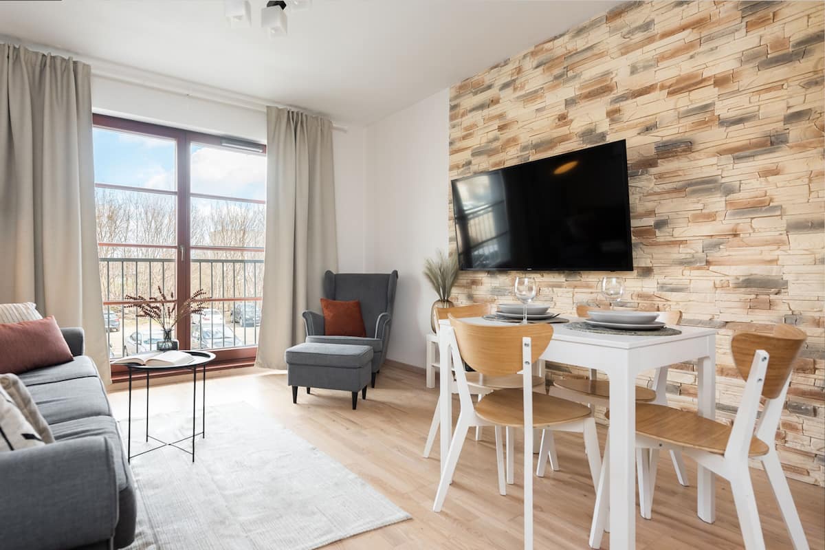 Familienapartment, 1 Schlafzimmer | Wohnbereich | 40-cm-LED-Fernseher mit Kabelempfang, Fernseher