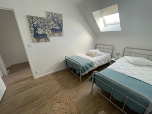 2 habitaciones, tabla de planchar con plancha y cuna de viaje 