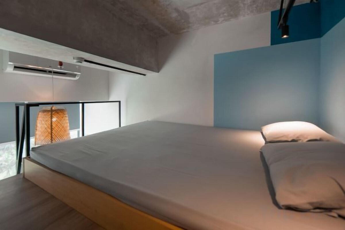 Premium bedding, desk, WiFi (free), bed sheets