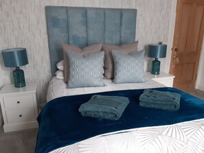 4 عدّة غرف نوم ومكواة/لوح كي وواي فاي مجانًا وملاءات أسرّة