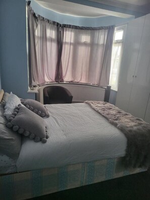 4 bedrooms - Exciting 4 Bedroom Bungalow in Greater London Sleeps 6 (Hornchurch,)