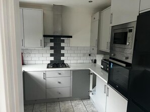 Private kitchen - Exciting 4 Bedroom Bungalow in Greater London Sleeps 6 (Hornchurch,)
