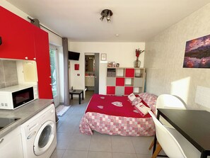 1 habitación, tabla de planchar con plancha, wifi gratis y ropa de cama