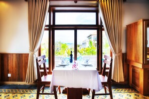 Suite Luxe, plusieurs lits, piscine privée, vue piscine | Vue de la chambre