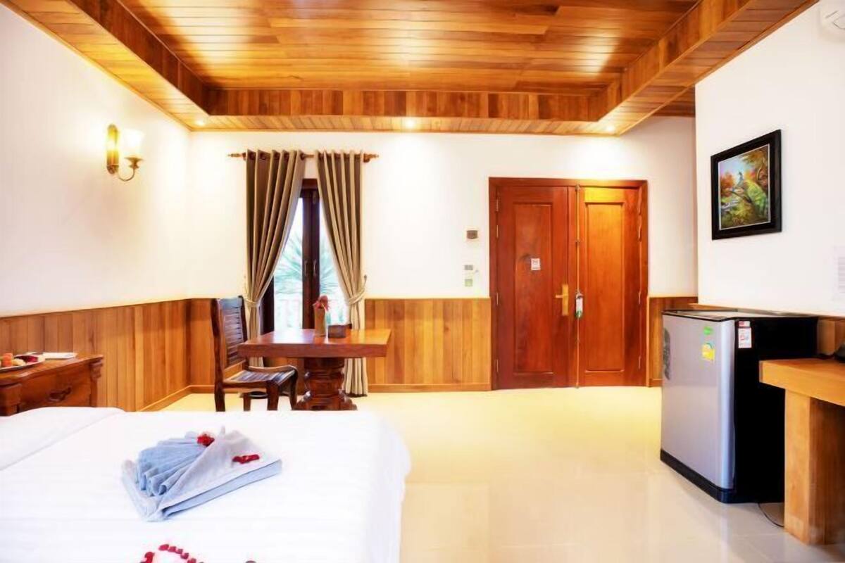 Premium bedding, minibar, in-room safe, desk