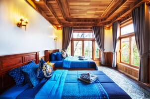 奢华套房, 2 间卧室, 阳台, 山景 | 高档床上用品、迷你吧、客房内保险箱、特色装修