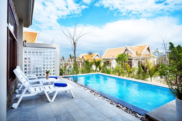 Suite Luxe, plusieurs lits, piscine privée, vue piscine | Literie de qualité supérieure, minibar, coffres-forts dans les chambres