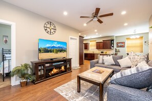 Smart-TV, Kamin, Videospiele, Bücher