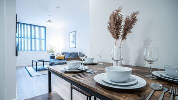 Luxury Apartment, 2 Bedrooms, Courtyard View | In-room dining