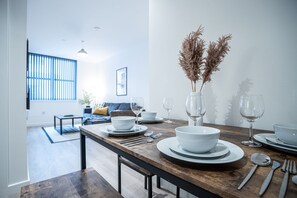 Apartamento de lujo, 2 habitaciones, vistas al patio | Servicio de comidas en la habitación