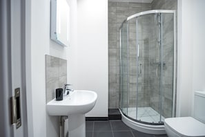 Luxury Apartment, 2 Bedrooms, Courtyard View | Bathroom | Shower, rainfall showerhead, free toiletries, hair dryer