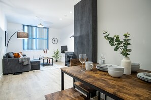 Căn hộ Cao cấp, 1 giường đôi và sofa giường, quang cảnh sân vườn | Khu vực ăn uống tại phòng