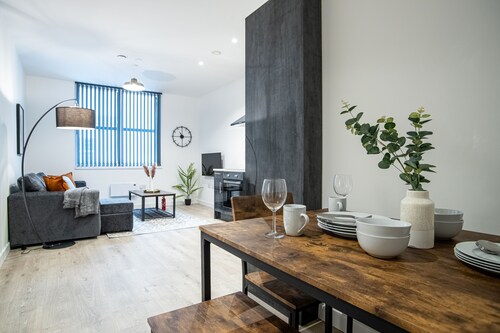 Luxe Apts PBoro Parking-Gym-Cinema