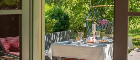 تناول الطعام بالخارج