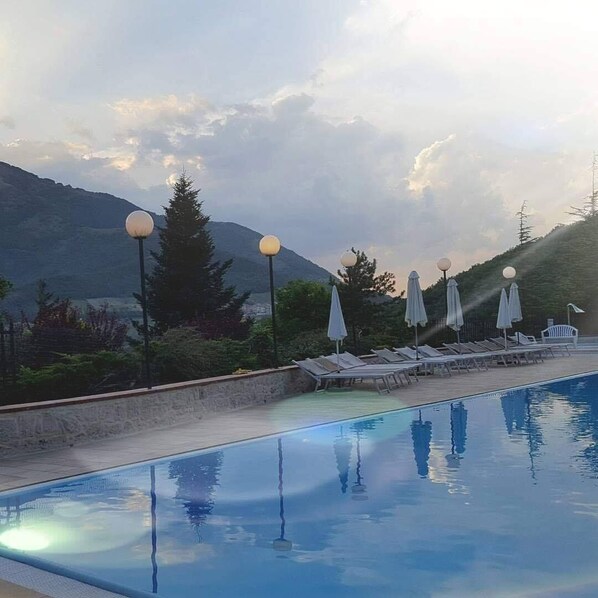 Seasonal outdoor pool - HOTEL PINETA RISTORANTE (Fabriano)