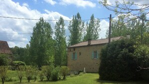 A house with a swimming pool, surrounded by a grassy yard and trees. - La Petite Fagette (Frayssinet-le-Gélat)