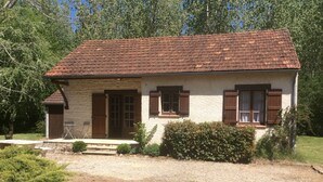 A rustic stone house with a tiled roof, wooden shutters, and a gravel driveway. - La Petite Fagette (Frayssinet-le-Gélat)