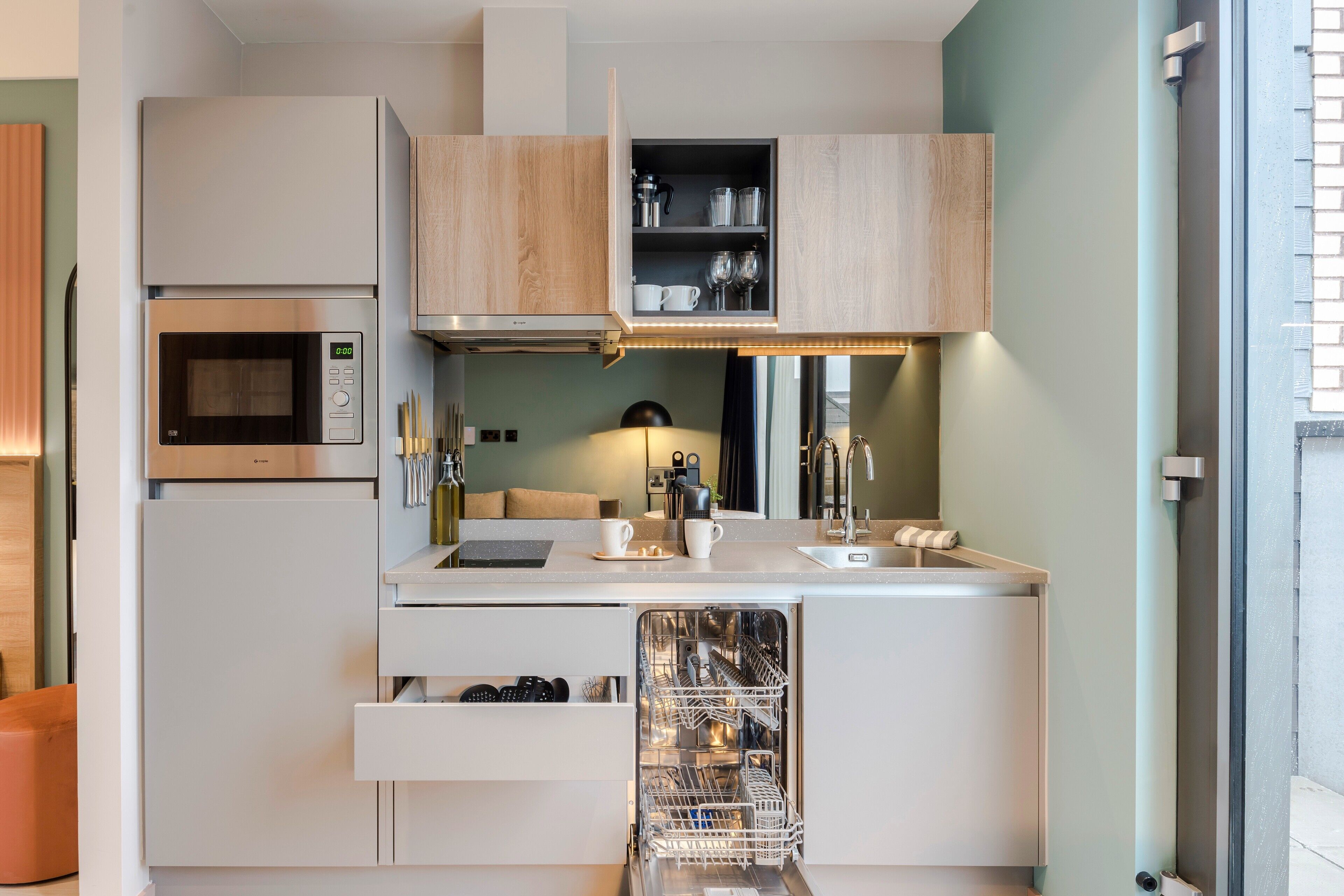 Studio Deluks | Dapur pribadi | Lemari es besar, microwave, kompor, dan mesin pencuci piring