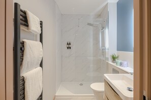 Comfort Studio | Bathroom | Free toiletries, hair dryer, towels, soap