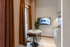 Deluxe Apartment | Premium bedding, in-room safe, individually decorated, desk - Your Apartment Milton Keynes (Milton Keynes)