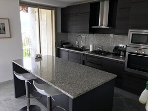 Een koelkast, een microgolfoven, een oven, een kookplaat