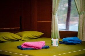 Bungalow, Sea View, Double Room, 2 Pax (Fan room) | 1 quarto, escrivaninha, Wi-Fi de cortesia, roupa de cama