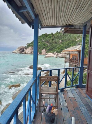 Bungalow, Sea View, Double Room, 2 Pax (Fan room) | Escritorio, wifi gratis y ropa de cama
