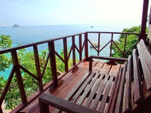 Bungalow, Sea View, 3 Paxs (Fan room) | Escritorio, wifi gratis y ropa de cama