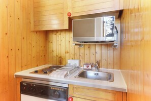 Réfrigérateur, micro-ondes, lave-vaisselle, cafetière/bouilloire