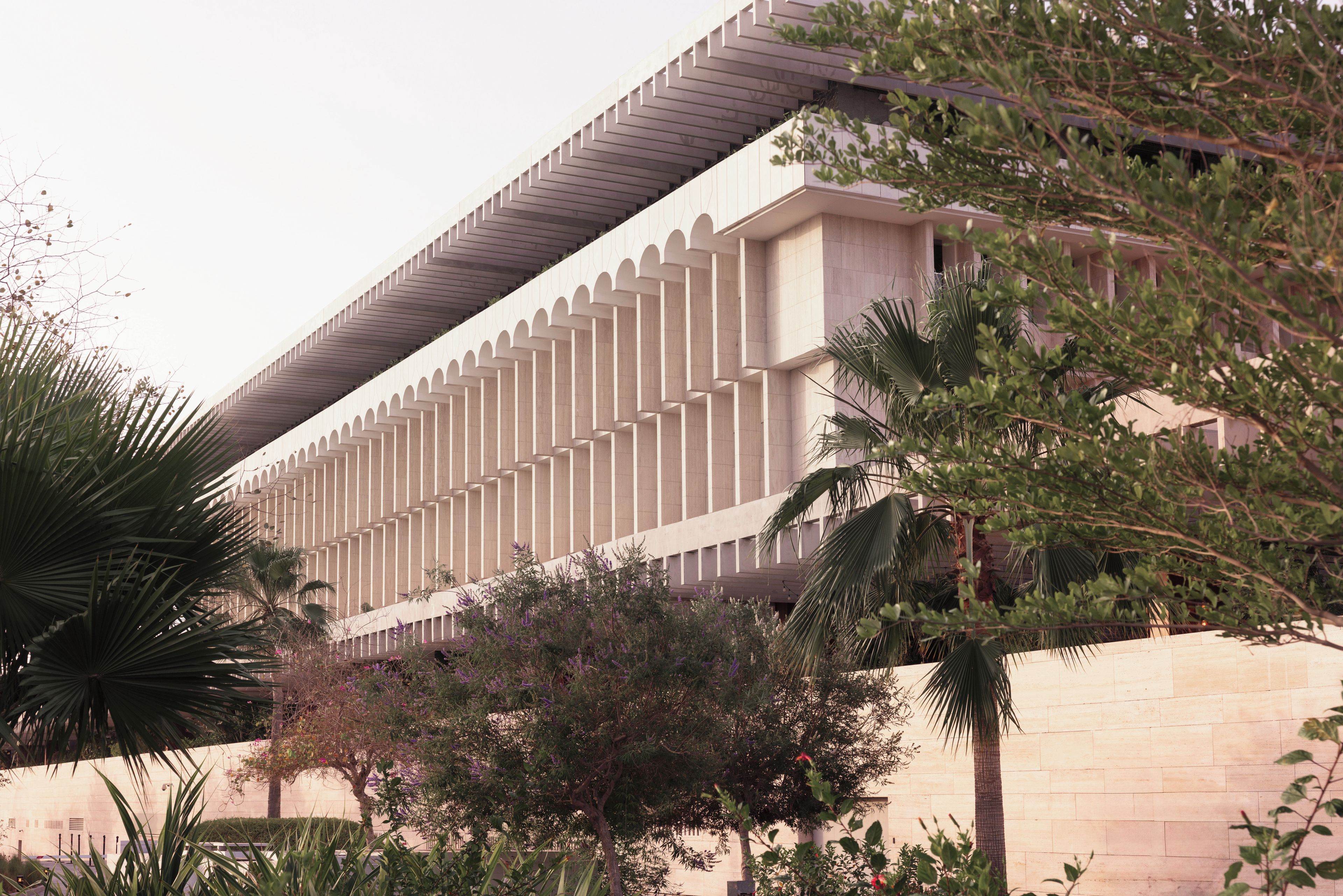 Un bâtiment moderne doté d’un toit plat et d’une série de fenêtres verticales.