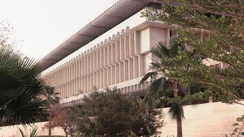 Un bâtiment moderne doté d’un toit plat et d’une série de fenêtres verticales.