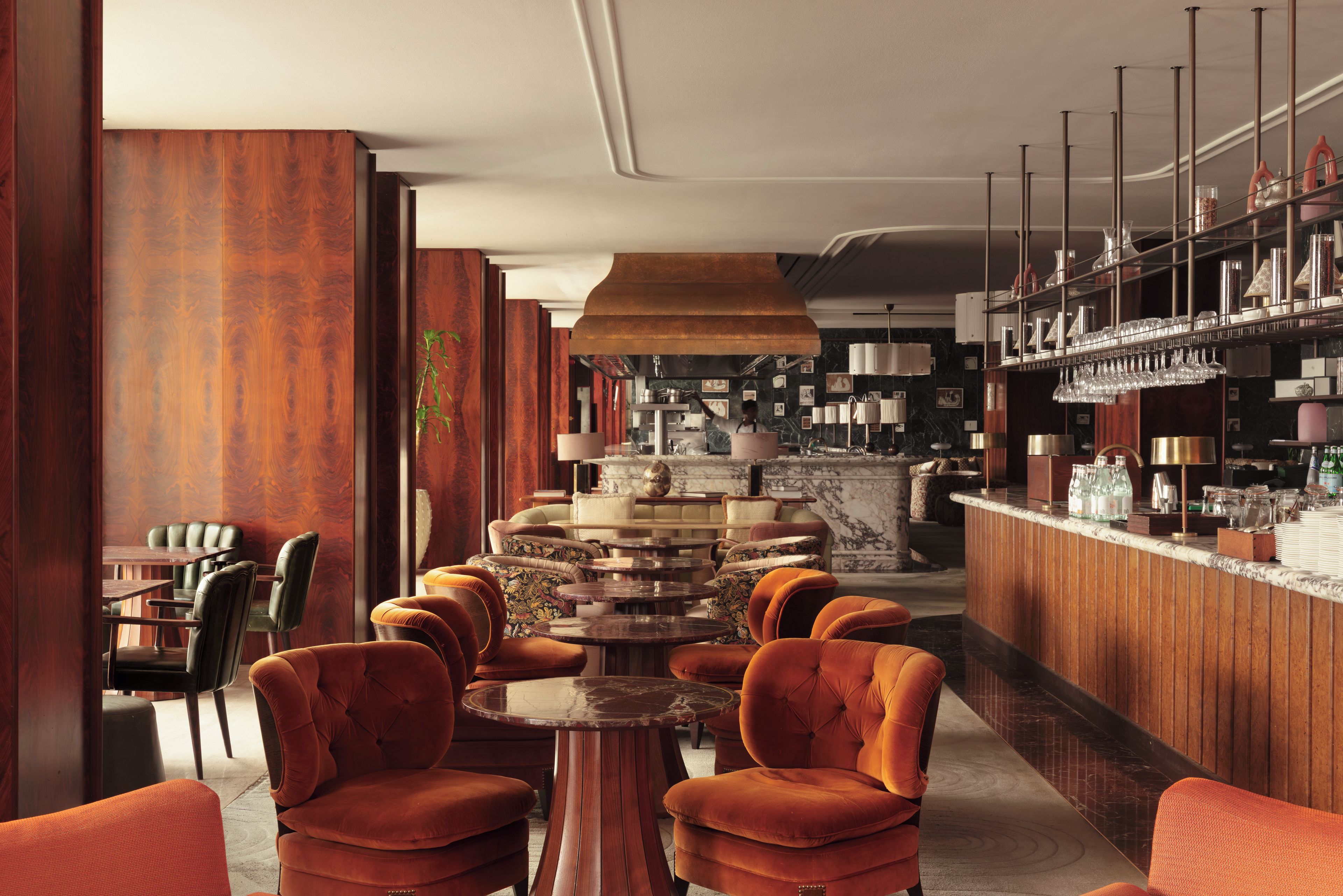 Zona de bar moderna con asientos y barra.