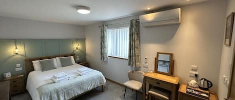 Tweepersoonskamer | Een bureau, een strijkplank/strijkijzer, gratis wifi