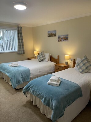 Escritorio, tabla de planchar con plancha y wifi gratis