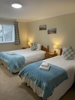 Escritorio, tabla de planchar con plancha y wifi gratis 