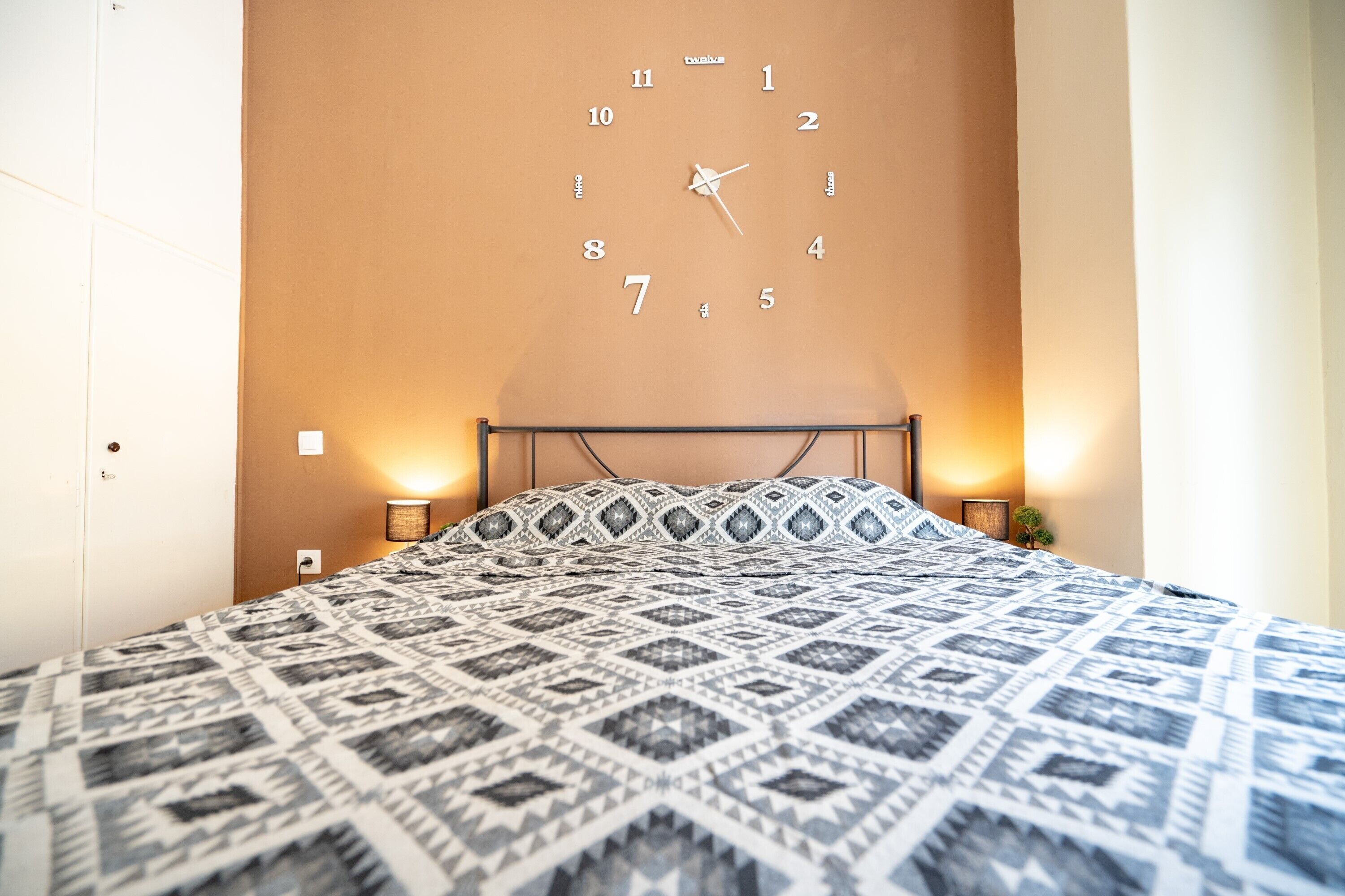 2 habitaciones, escritorio, tabla de planchar con plancha y wifi gratis 