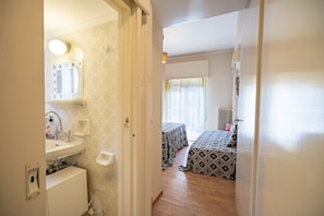 Douche, séchoir à cheveux, serviettes fournies, papier de toilette