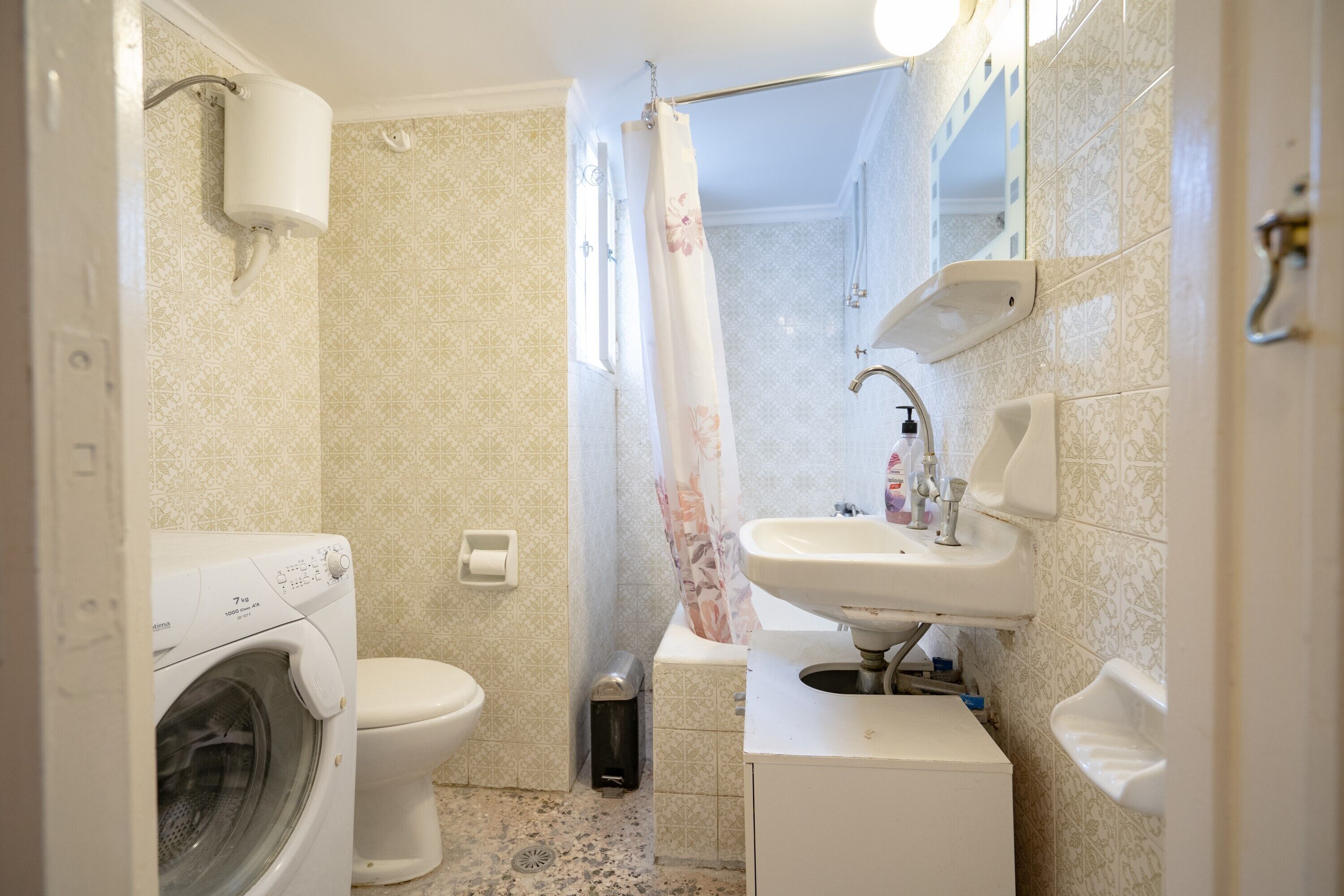 Regadera, secadora de cabello, toallas, papel de baño 