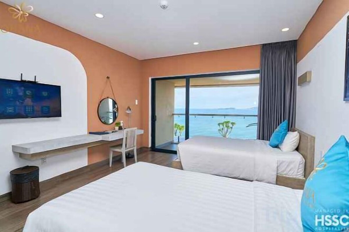 Premium bedding, Select Comfort beds, minibar, desk