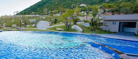 Kolam renang outdoor, dengan kursi berjemur