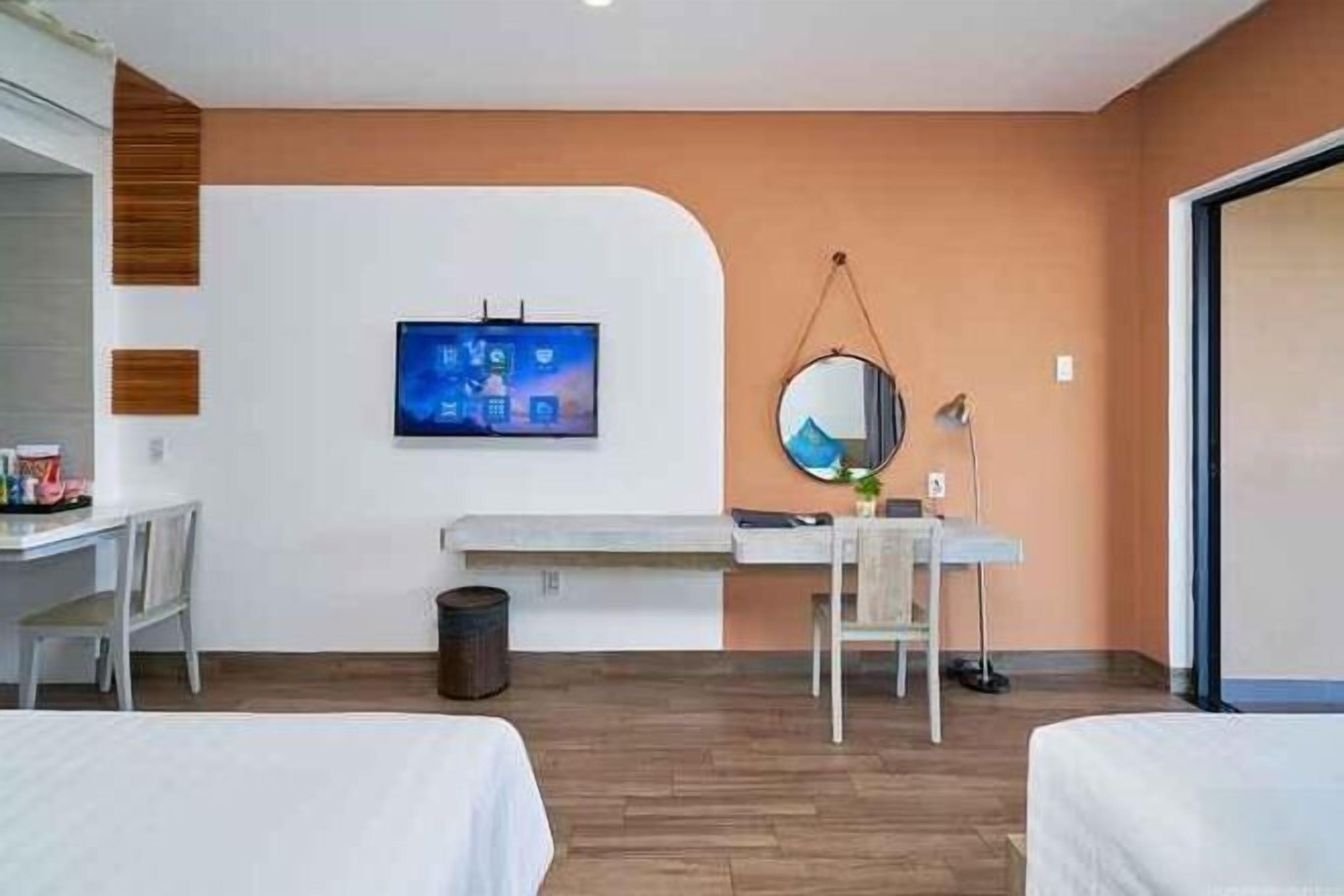 Premium bedding, Select Comfort beds, minibar, desk