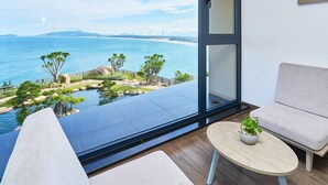 A balcony with a view of the sea and a garden. - Ohana Village (Cat Tien)