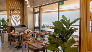 2 restaurants; breakfast, lunch, dinner, and brunch served