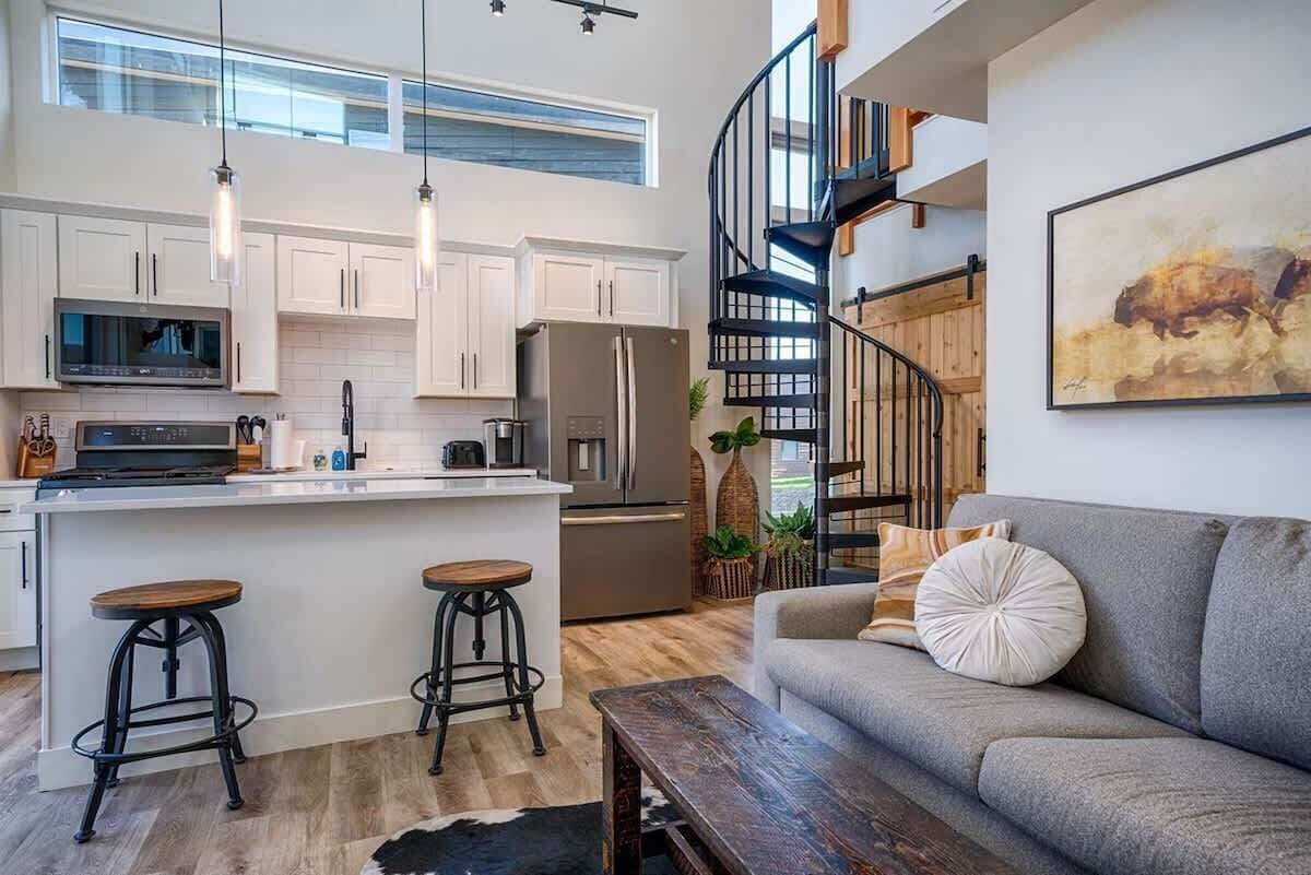 Televisión de pantalla plana y chimenea 