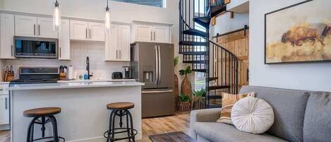 Televisión de pantalla plana y chimenea