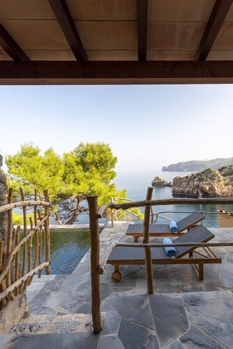 Can Na Julietta, house with private infinity pool and direct access to the sea.