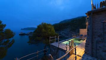 Outdoor pool, an infinity pool