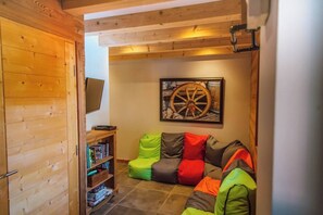 Una televisión, una chimenea