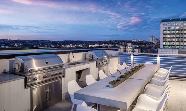 Outdoor dining - Downtown Austin Music Scene - 2 Br Full Condo (Austin)