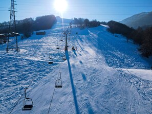 A ski lift on a snowy mountain slope with a clear sky. - Hotel Skilift (Frabosa Soprana)